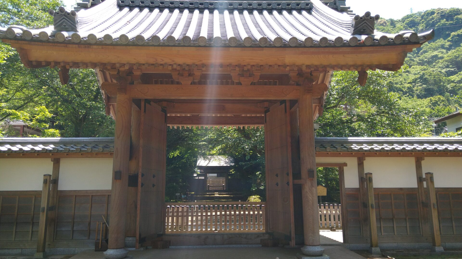 自然災害伝承碑の旅、第１号です。箱根にある早雲寺の境内にある震災遭難者追悼句碑です。
