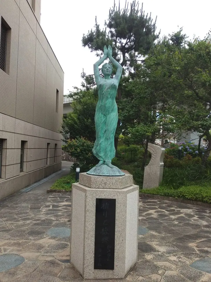 オ*ス様 琵琶を抱えた女性の彫像 ブロンズ 鋳物 高さ37cm 奉納記念の刻印あ 兵庫県｜祈りと復興のブロンズ像